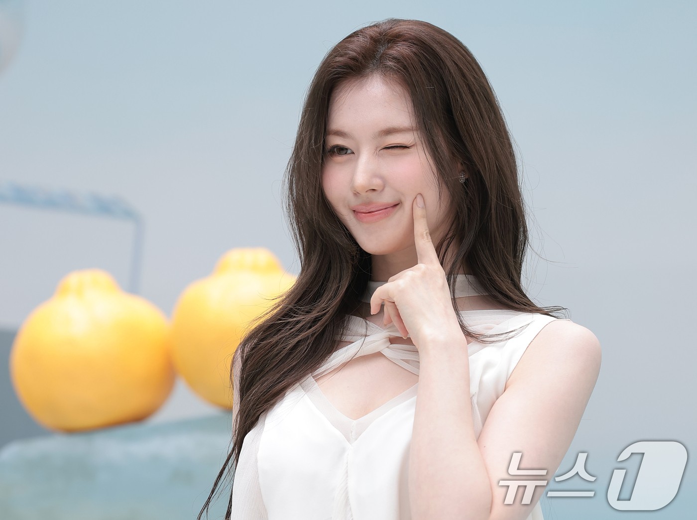 TWICE ソウルコン 現地 POPUP 会場 MD 3点セット サナ ニュース1 ☆]陽光の下でサナ、城東に降りたロマンチックなムード