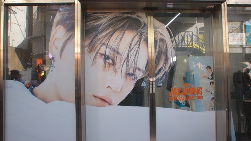 東京の中心部で超大型の写真と自動販売機まで···キム・ジェジュン