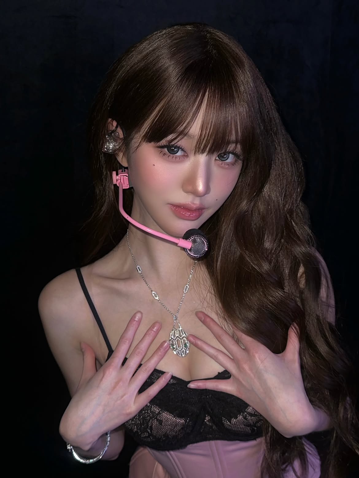 チャン・ウォニョン、ピンク＋ブラックレースの組み合わせで完成させた