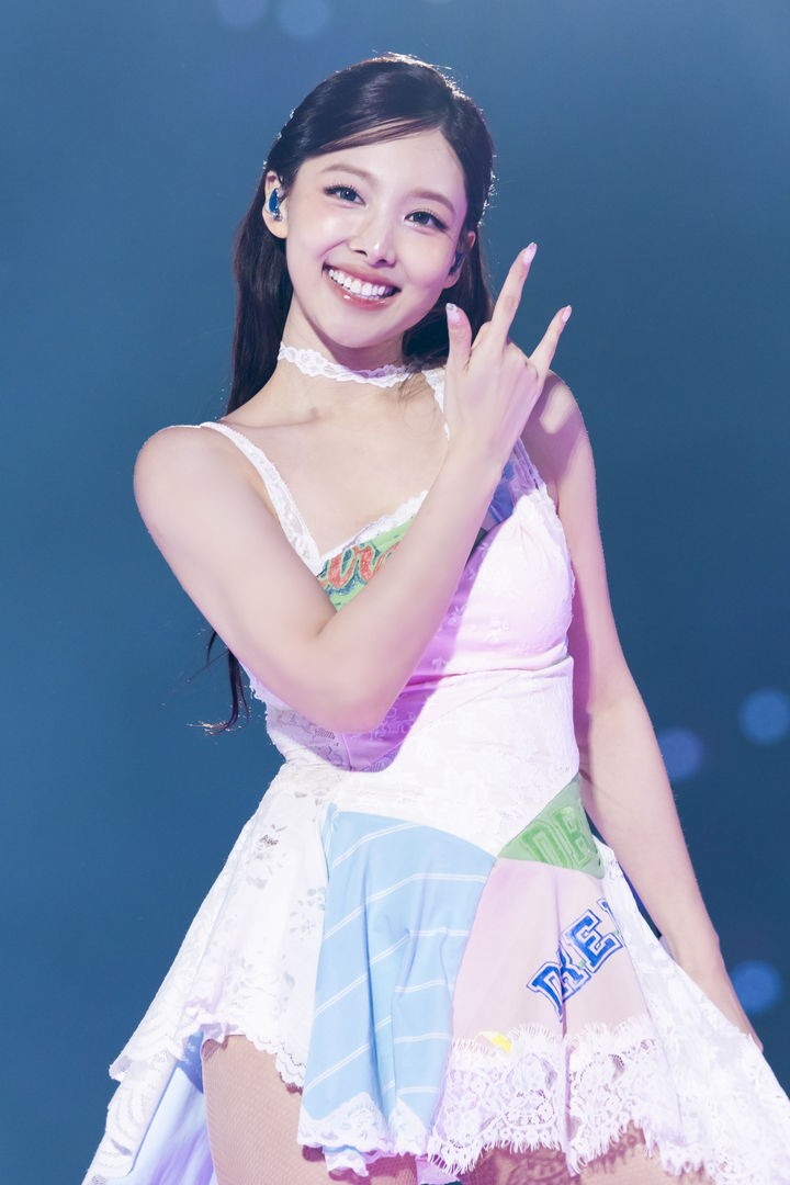 TWICEのナヨン、ブラジルの特級DJアロックとタッグを組む···新曲公開